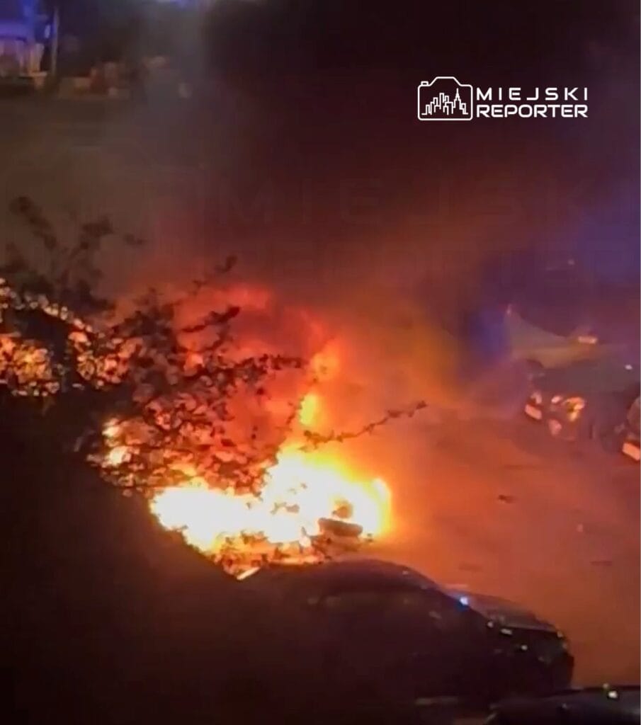 mokotow da korkunc kaza bir motosikletli bir otomobille carpisti ve bir otoparka girdi araclar alev aldi bir kisi oldu 12229