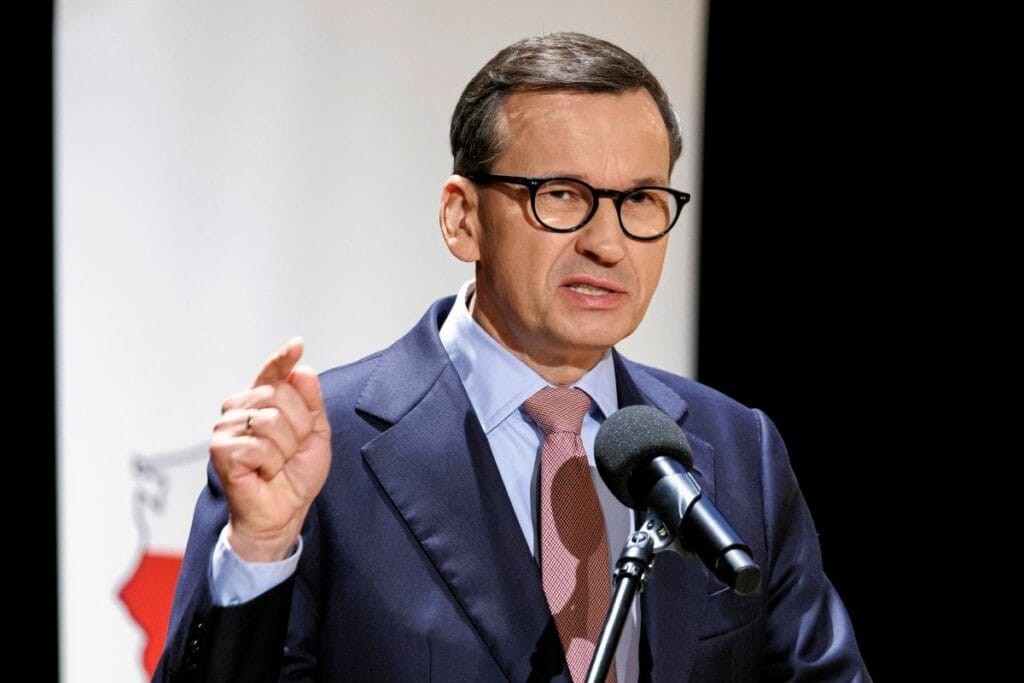 morawiecki sikorski ye saldirdi abd ye bir ucusla ilgili utanc verici 8483
