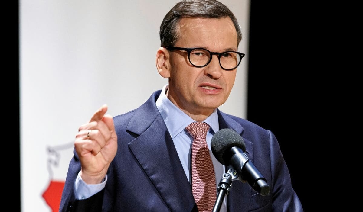 Morawiecki sikorski ye saldirdi abd ye bir ucusla ilgili utanc verici 8483