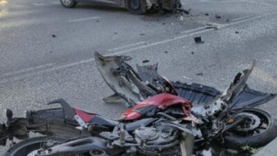 Motosiklet surucusu araba ile carpisti bir kisi hastaneye kaldirildi 12514