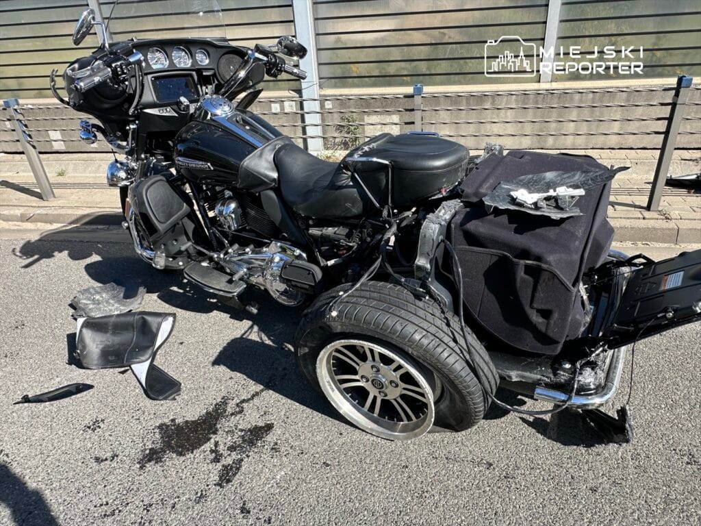 motosiklet ve iki otomobilin carpismasinin ardindan s2 de ciddi zorluklar yasandi motosiklet surucusu hastanede 12859