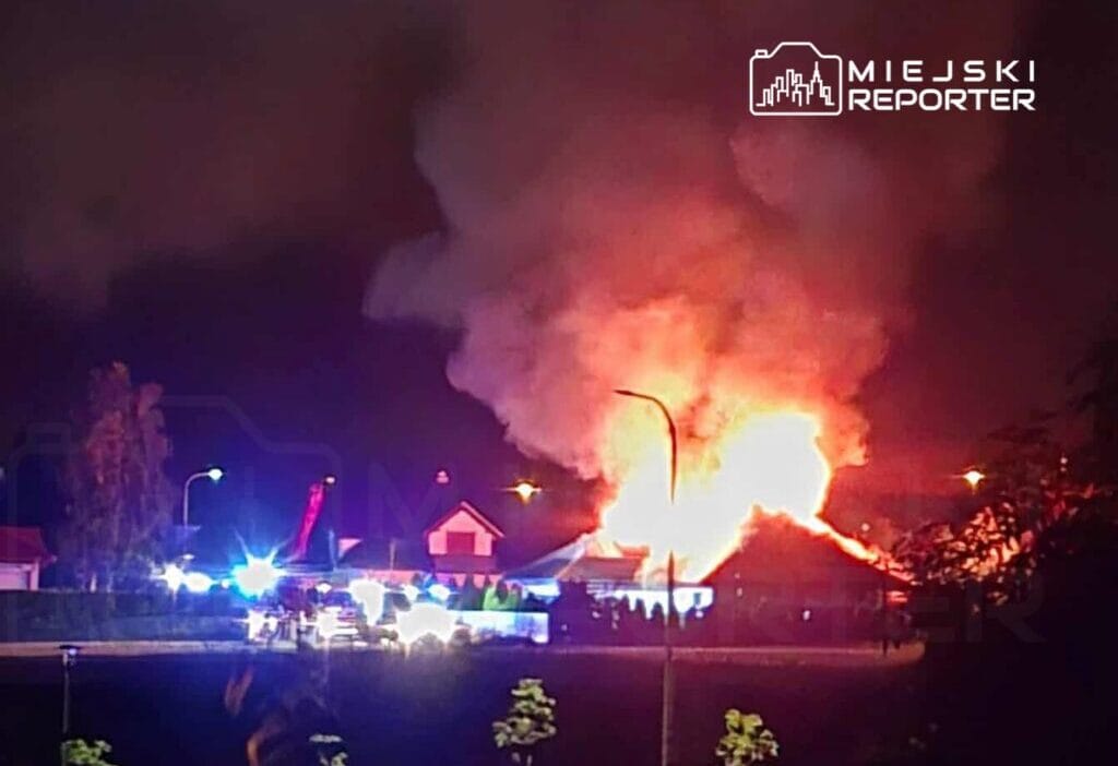 Müstakil ev yanıyor. Yangın söndürme çalışmaları devam ediyor 1 Mustakil ev yaniyor yangin sondurme calismalari devam ediyor 9380