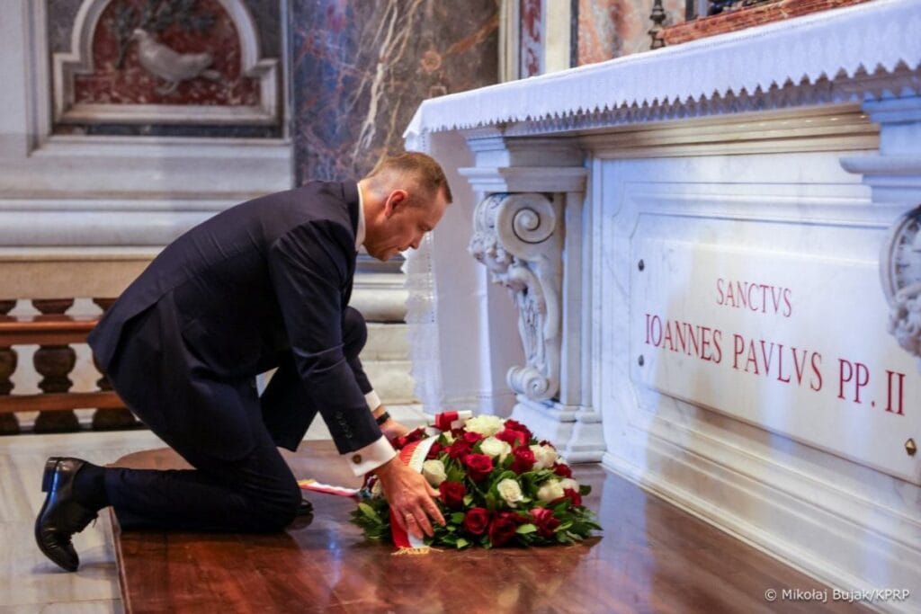 nawrocki roma da meloni ile bir araya geldi daha once john paul ii nin mezarina cicek birakti 9107