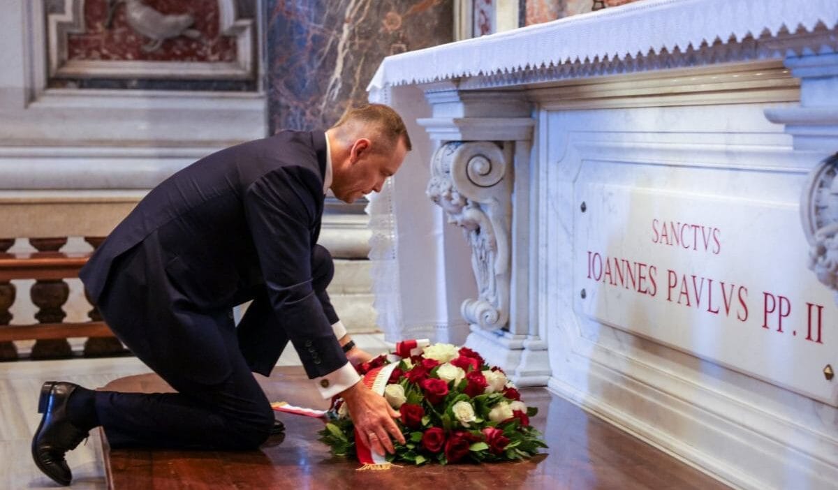 Nawrocki roma da meloni ile bir araya geldi daha once john paul ii nin mezarina cicek birakti 9107