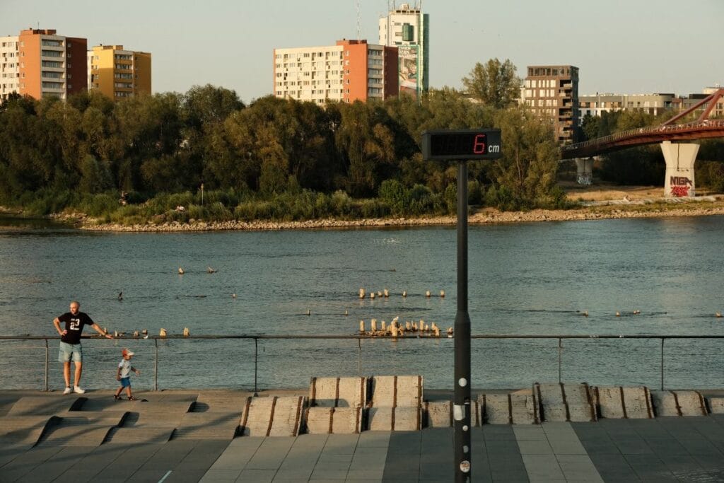 nehir seviyesi 6 cm ve vistula daki su ne demek istiyorsun bu bir komplo degil sadece olcumun nasil calistigini gorun 8356