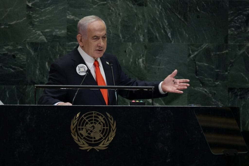 netanyahu yakasinda qr kodu ile bm de neden savastigimizi goreceksiniz 13351