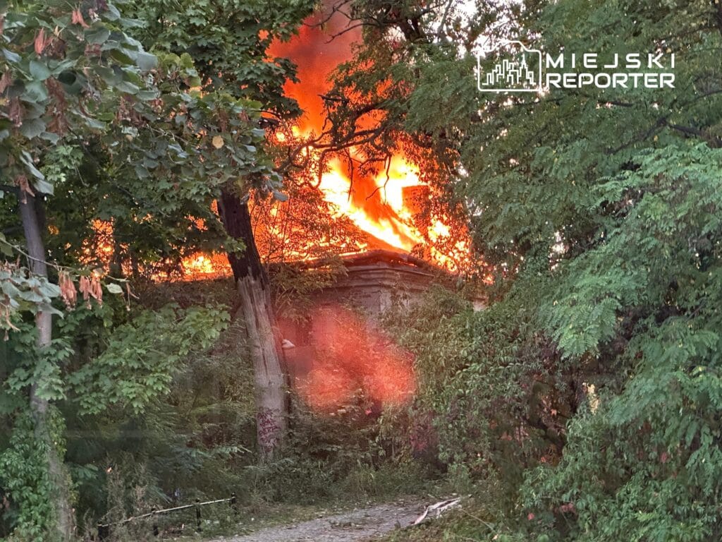 ochota da tarihi bir villa yaniyor tum bina alevler icinde kaldi 12733