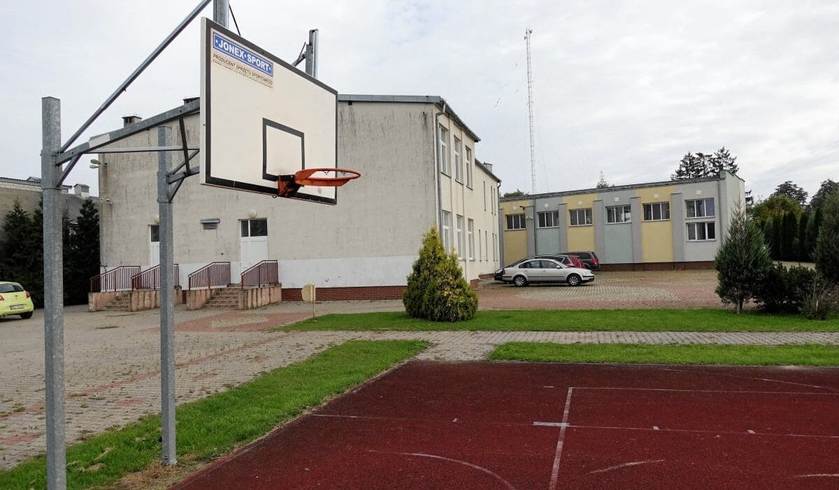 Ogrenciler sene basinda kaba sarkilar soylediler okul ve belediyenin merhameti yok 9281