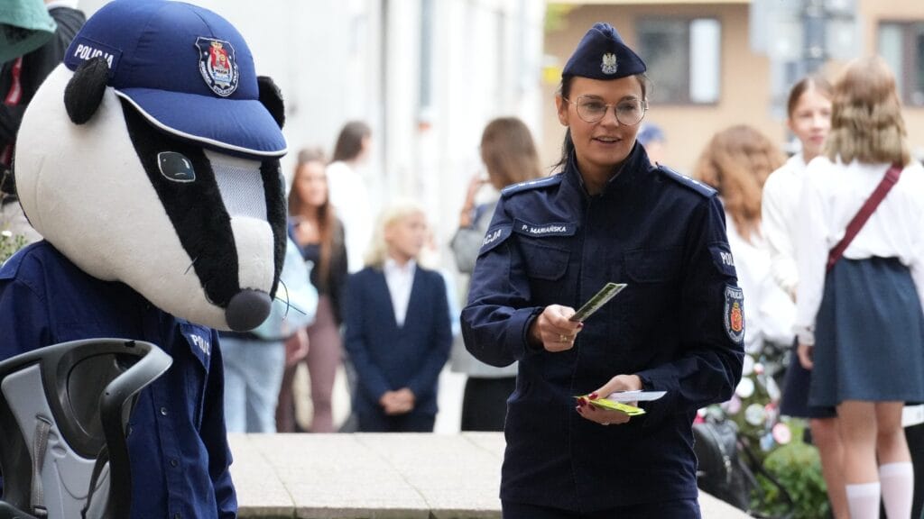 "okula giden güvenli yol" eylemi kapsamında bugün şehir merkezi bölgesinde etkinlikler gerçekleştirildi. 1 Okula giden guvenli yol eylemi kapsaminda bugun sehir merkezi bolgesinde etkinlikler gerceklestirildi 8398
