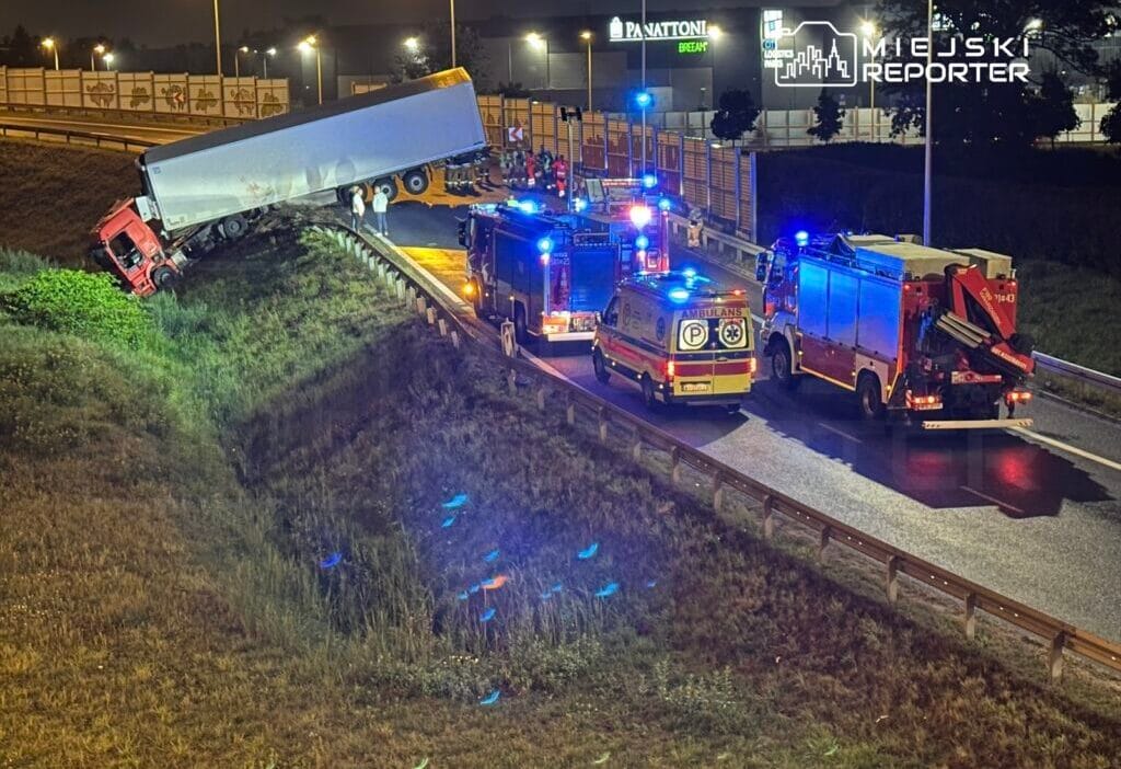 Opacz kavşağında bir kamyon setten düştü. Yol kapandı 1 Opacz kavsaginda bir kamyon setten dustu yol kapandi 11136