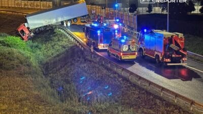 Opacz kavşağında bir kamyon setten düştü. Yol kapandı 4 Opacz kavsaginda bir kamyon setten dustu yol kapandi 11136