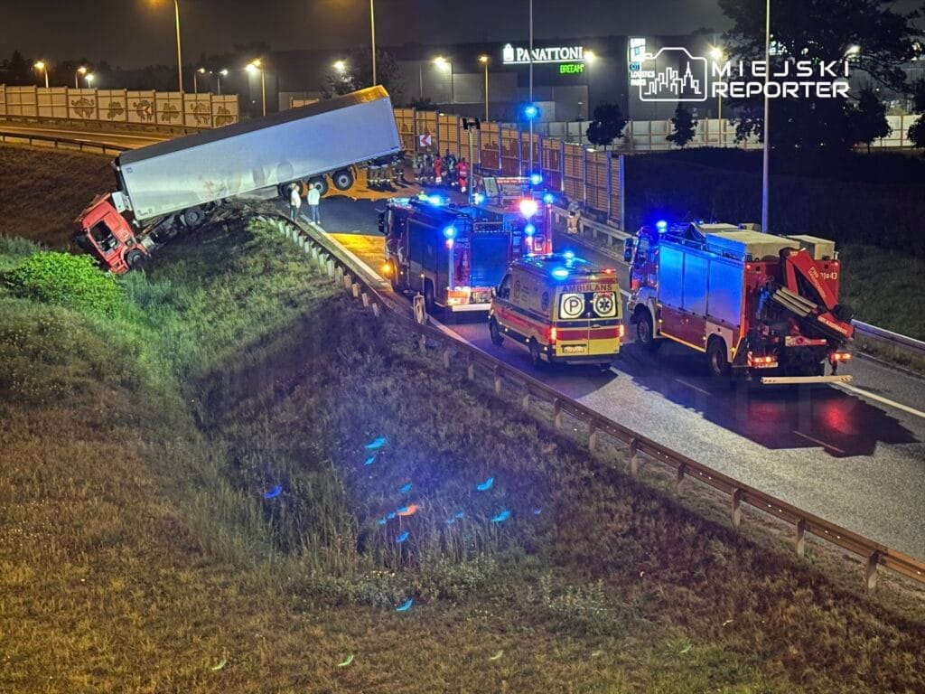 opacz kavsaginda bir kamyon setten dustu yol kapandi 11136