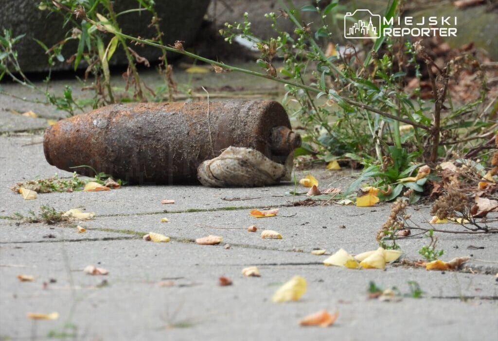 Otobüs durağında bir mermi yatıyordu. İstihkamcılar tarafından emniyete alındı. 1 Otobus duraginda bir mermi yatiyordu i stihkamcilar tarafindan emniyete alindi 9620