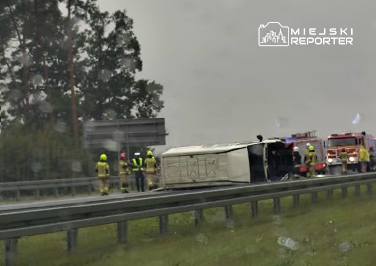 Otobus s8 de yan yatarak devrildi guzergah kapatildi 11094