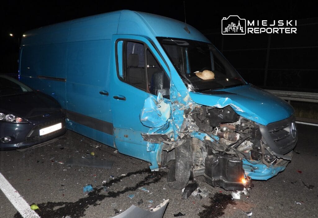 Otobus surucusu trafik isiklarinda iki araca carpti 9665