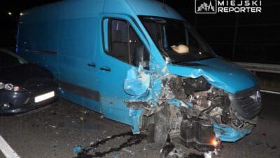 Otobüs sürücüsü trafik ışıklarında iki araca çarptı 3 Otobus surucusu trafik isiklarinda iki araca carpti 9665