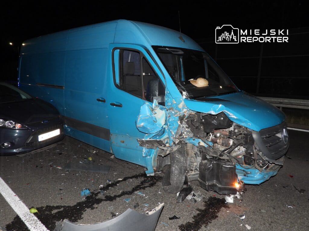 otobus surucusu trafik isiklarinda iki araca carpti 9665