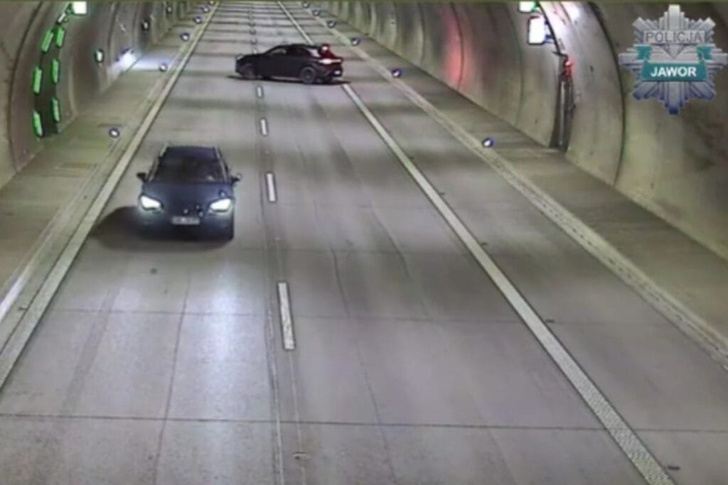 otoyoldaki tunelde geri donduler agir sekilde cezalandirildilar 12220