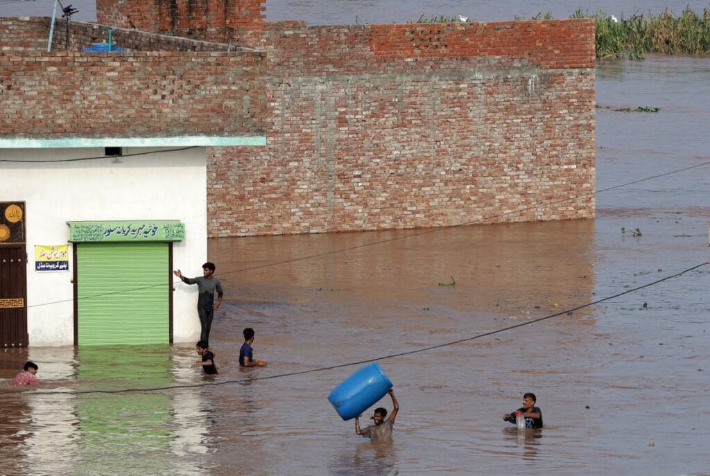 pakistan in en kalabalik bolgesinde feci sel felaketi i ki milyon insan etkilendi 8393