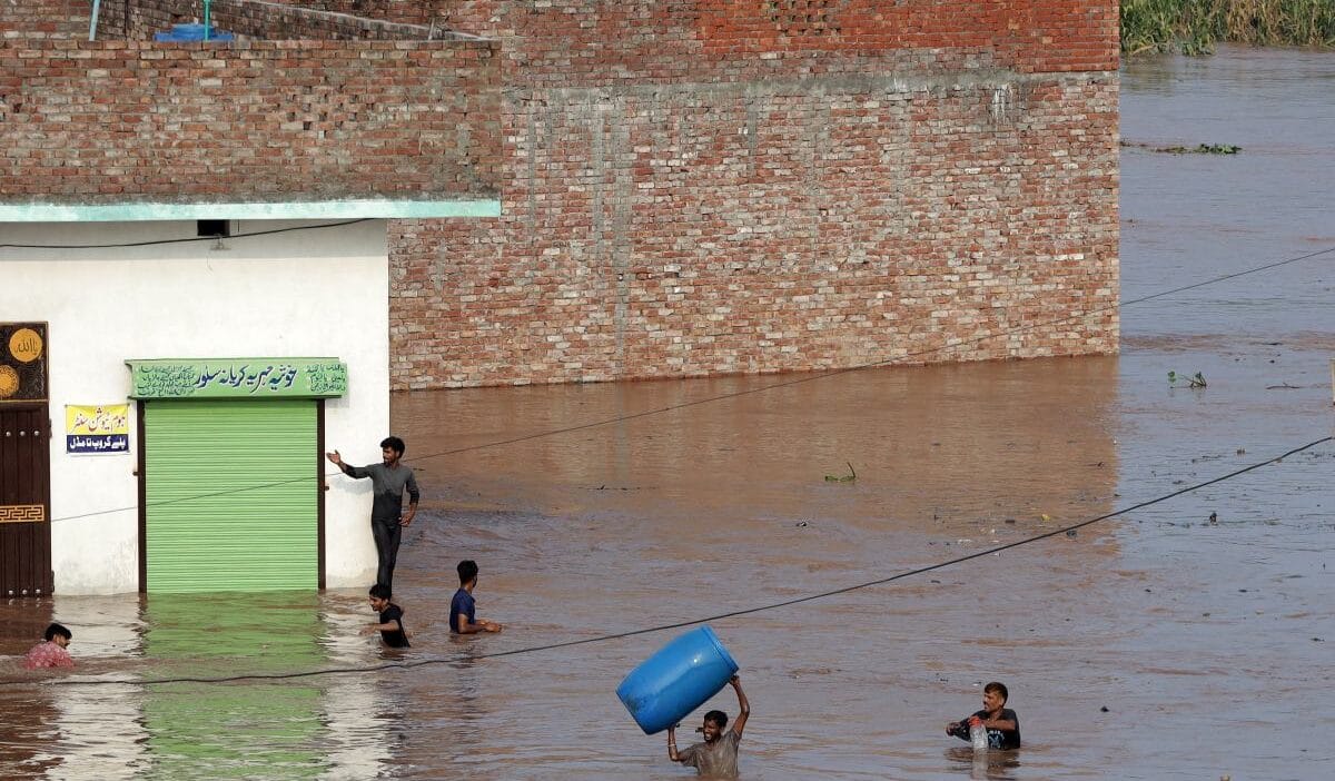 Pakistan'ın en kalabalık bölgesinde feci sel felaketi. İki milyon insan etkilendi 1 Pakistan in en kalabalik bolgesinde feci sel felaketi i ki milyon insan etkilendi 8393
