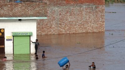 Pakistan in en kalabalik bolgesinde feci sel felaketi i ki milyon insan etkilendi 8393