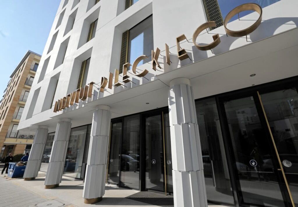 pilecki enstitusu nde ani bir degisim madaj isten cikarilan calisanlari ise geri aldi 11829