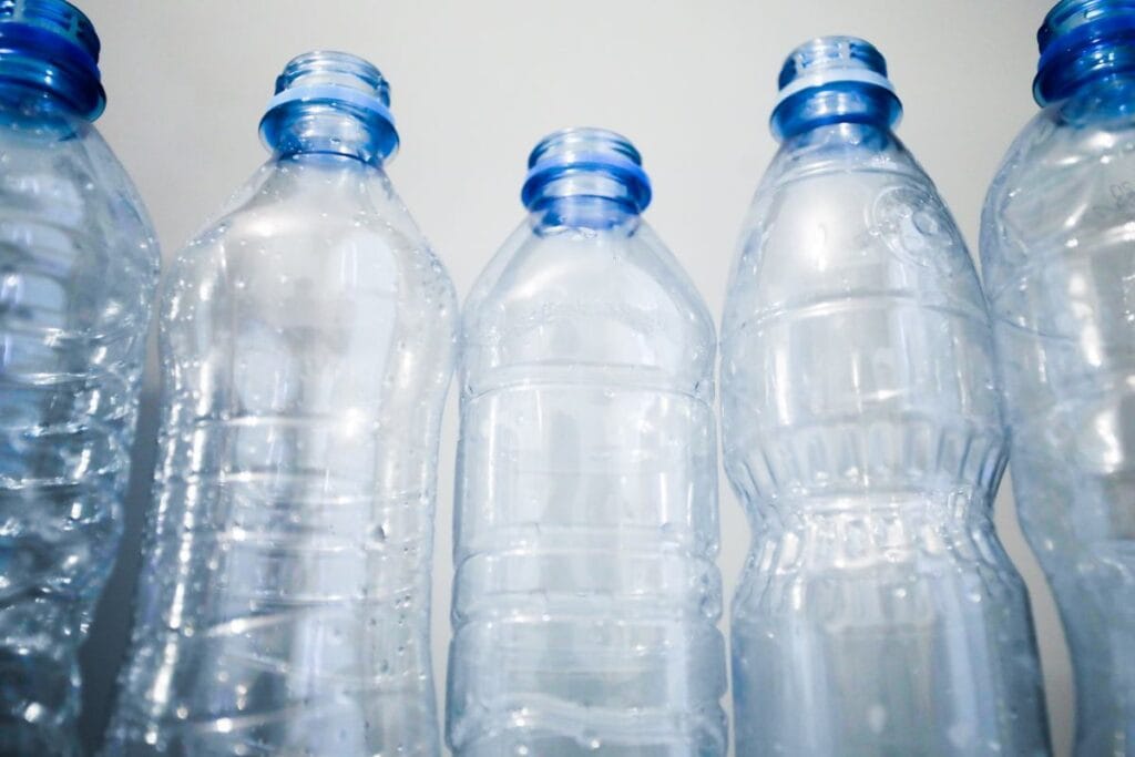 plastik sise etiketlerinde cevreyi kirlettigi gerekcesiyle bir sirkete dava actilar sirketin cevabi elimizde 12214