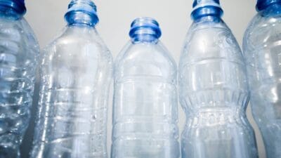 Plastik sise etiketlerinde cevreyi kirlettigi gerekcesiyle bir sirkete dava actilar sirketin cevabi elimizde 12214