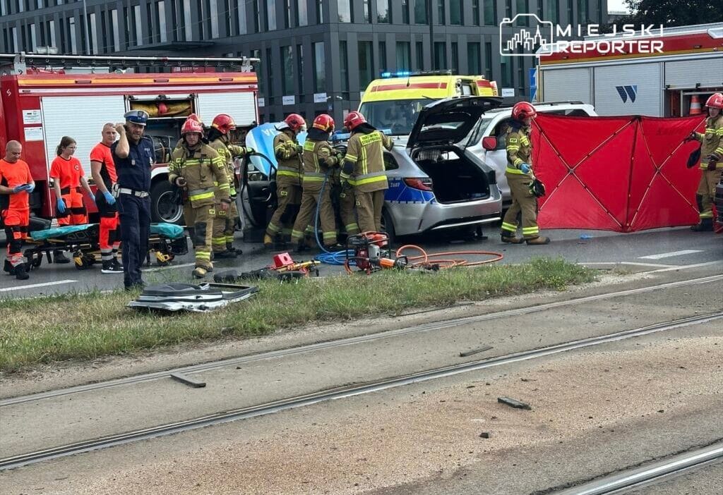 Polis aracının karıştığı ciddi kaza! Aralarında polis memurlarının da bulunduğu 4 kişi yaralandı. Bir polis memuru polis aracında sıkıştı 1 Polis aracinin karistigi ciddi kaza aralarinda polis memurlarinin da bulundugu 4 kisi yaralandi bir polis memuru polis aracinda sikisti 9968