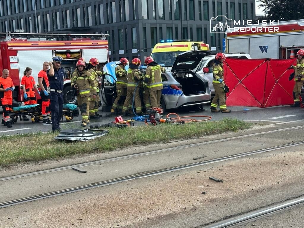 polis aracinin karistigi ciddi kaza aralarinda polis memurlarinin da bulundugu 4 kisi yaralandi bir polis memuru polis aracinda sikisti 9968
