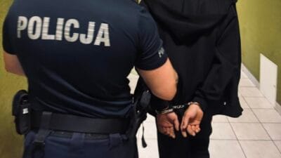 Polis memurlari 16 yasindaki cocugu dovdugunden suphelenilen 17 yasindaki cocugu tutukladi 13859