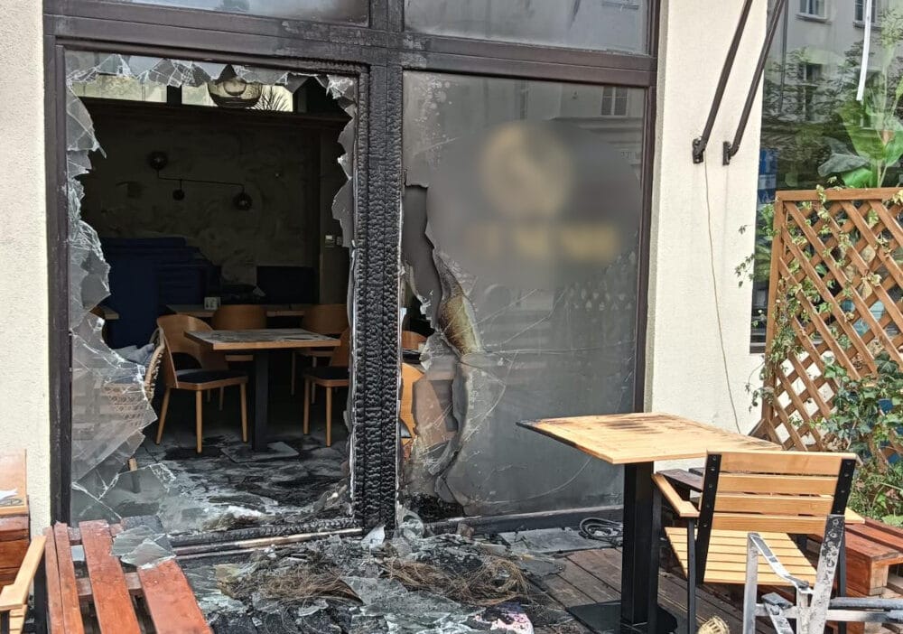 Polis memurlari varsova daki restoranlardan birini kundaklayan kisiyi yakaladi her sey kameralar tarafindan kaydedildi vi deo 9578
