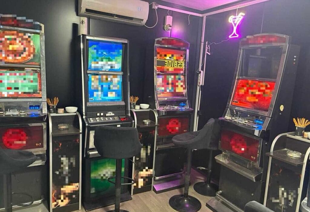 Polis memurları yasadışı bir kumarhaneyi dağıttı ve uyuşturucuları ele geçirdi 1 Polis memurlari yasadisi bir kumarhaneyi dagitti ve uyusturuculari ele gecirdi 13709