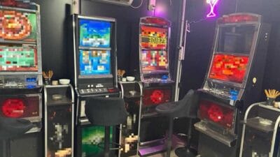 Polis memurları yasadışı bir kumarhaneyi dağıttı ve uyuşturucuları ele geçirdi 2 Polis memurlari yasadisi bir kumarhaneyi dagitti ve uyusturuculari ele gecirdi 13709