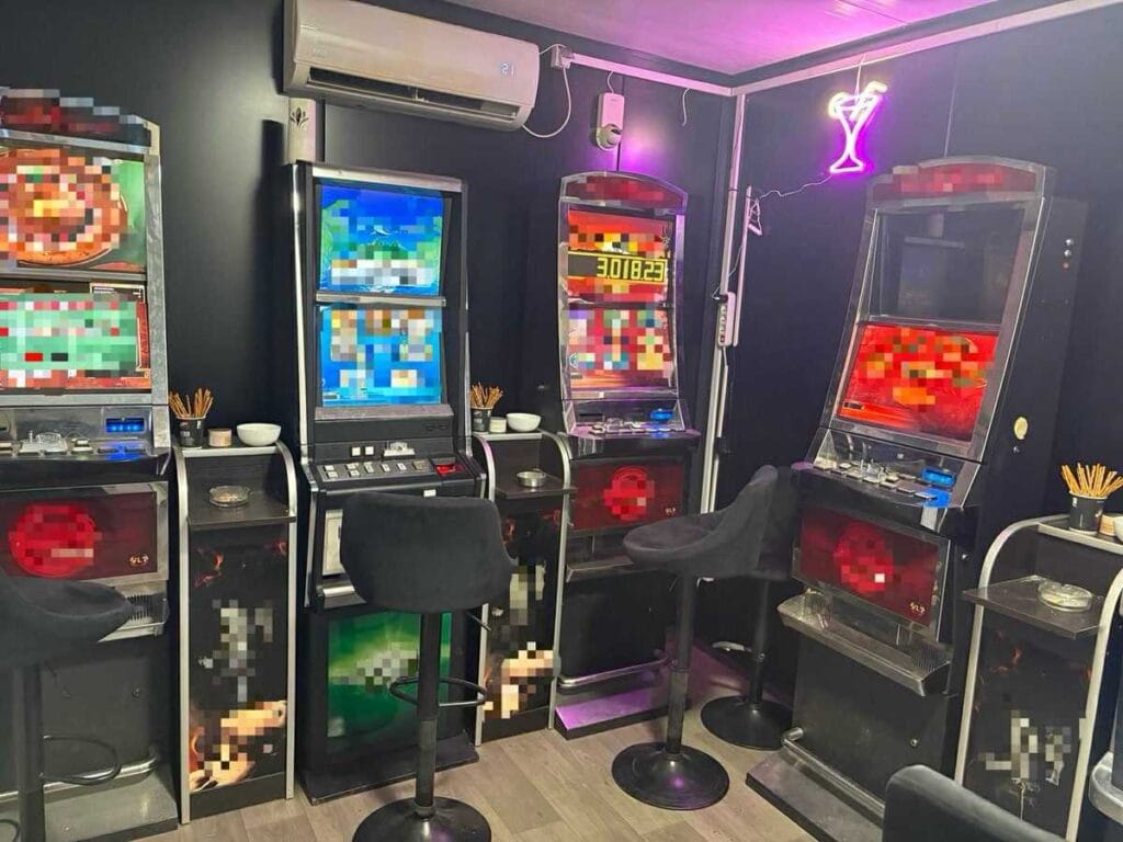 polis memurlari yasadisi bir kumarhaneyi dagitti ve uyusturuculari ele gecirdi 13709