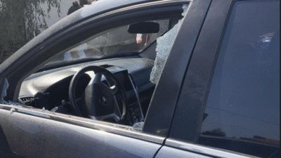 Polis memuru 1 5 yasindaki cocugu kurtarmak icin arabanin camini kirdi 10602