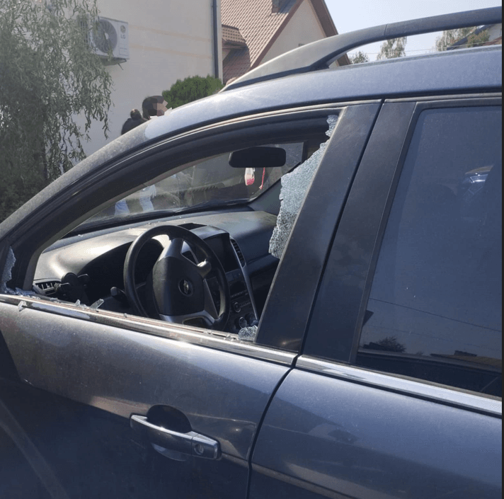 polis memuru 1 5 yasindaki cocugu kurtarmak icin arabanin camini kirdi 10602