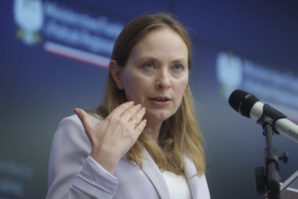 polonya 2050 basbakan yardimcisi adayini secti medya iki oy ustun geldi soktaydi 13982