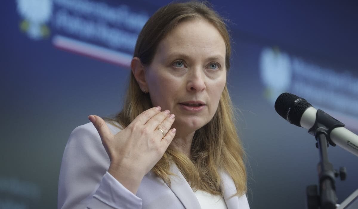 Polonya 2050 basbakan yardimcisi adayini secti medya iki oy ustun geldi soktaydi 13982