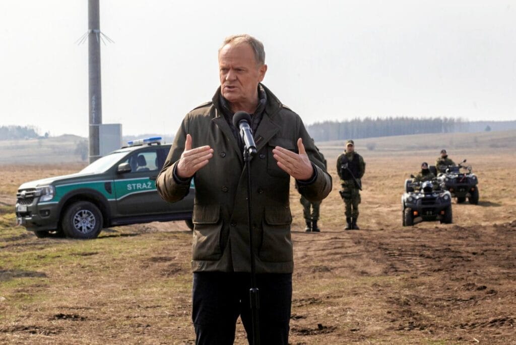 polonya belarus ve rus askerlerinin yogunlasmasina tepki gosterdi tusk sinirlari kapatiyoruz 9983