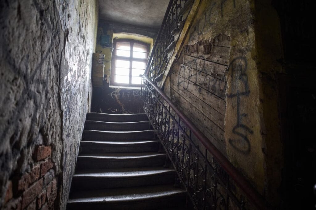 polonya lodz da bir kadini sacindan cekerek disari surukledi ertesi gun kadin coktan olmustu 9095