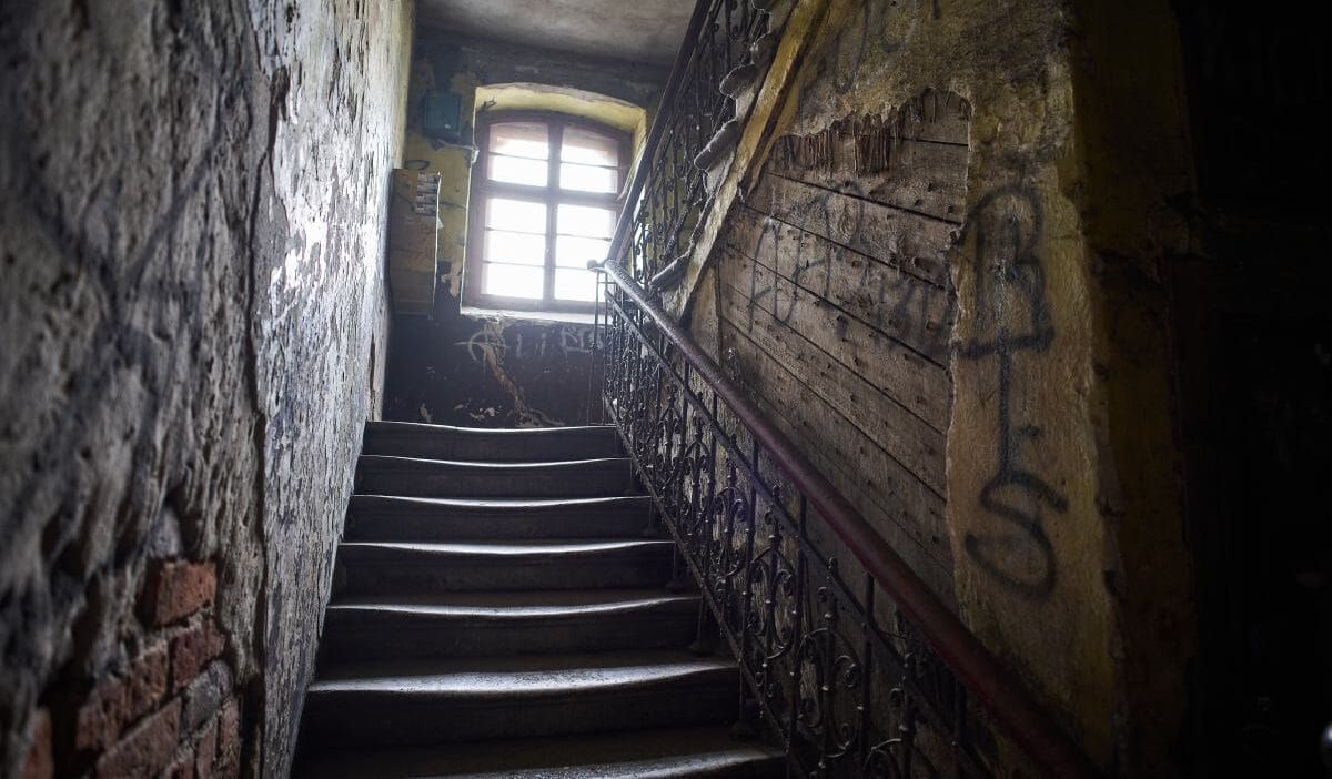 Polonya lodz da bir kadini sacindan cekerek disari surukledi ertesi gun kadin coktan olmustu 9095