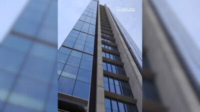 Polonya'nın en yüksek gökdelenine tırmandı. Polis zaten onu kapıda bekliyordu. 4 Polonya nin en yuksek gokdelenine tirmandi polis zaten onu kapida bekliyordu 13559