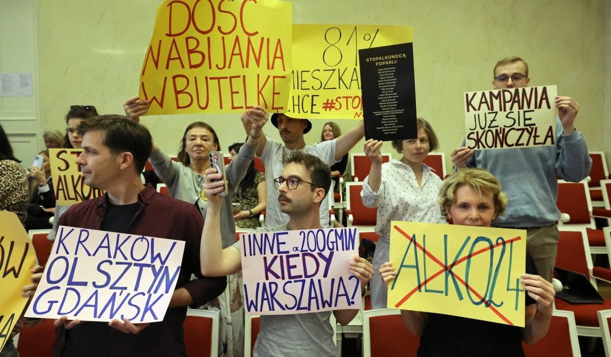 Polonyalilar gece yasagi konusunda net sasirtici anket sonuclari 12595