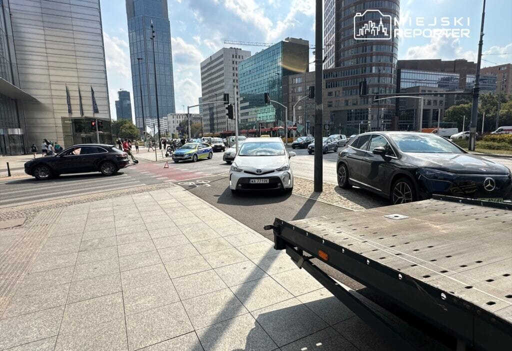 Porsche surucusu kirmizi isikta gecerek bm kavsagi nda iki araca carpti 9377