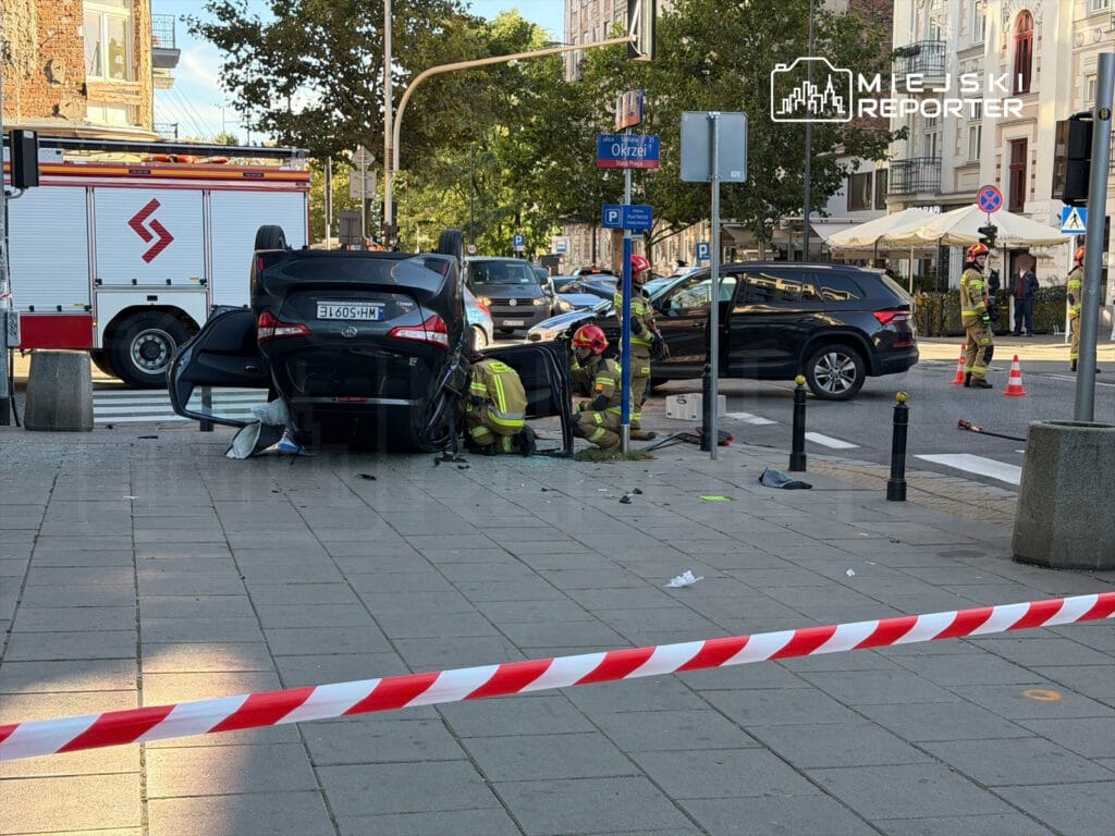 praga da bir polis arabasi ile carpisti bir arabanin tavani 12913