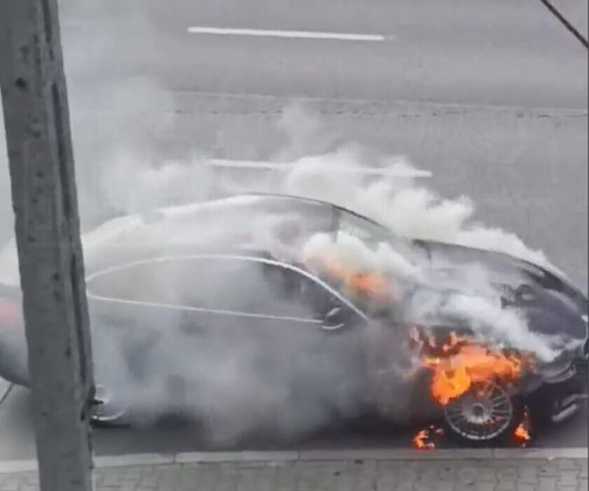 Praga guney de bmw yangini i tfaiye ekipleri olay yerinde calisiyor 11406