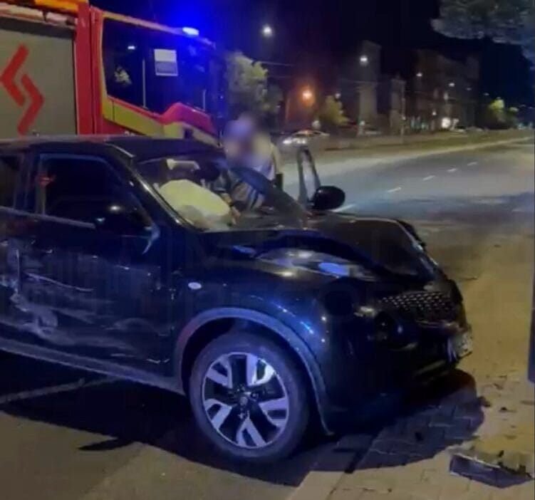 Praga guney de iki araba carpisti biri direge carpti 9998