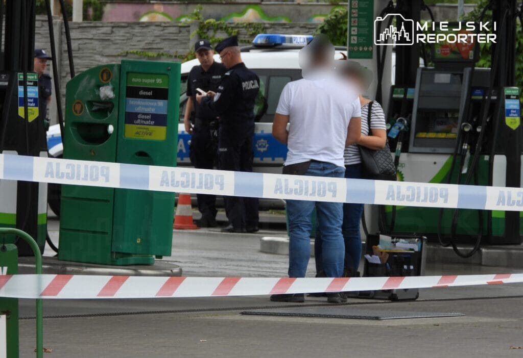 Praga-kuzey'de bir benzin istasyonunda polis eylemi. "i̇stasyon bantlarla çevrildi". 1 Praga kuzey de bir benzin istasyonunda polis eylemi i stasyon bantlarla cevrildi 9608