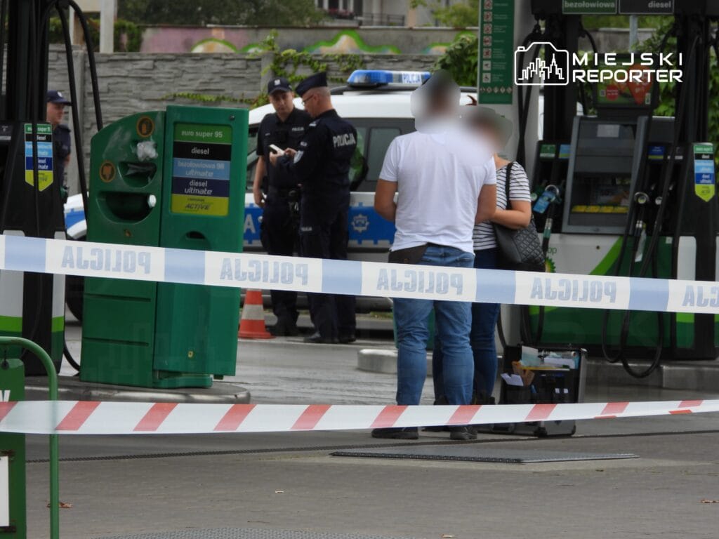 praga kuzey de bir benzin istasyonunda polis eylemi i stasyon bantlarla cevrildi 9608